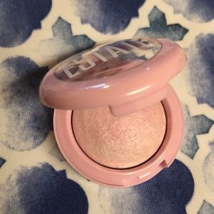 Baked highlighter powder